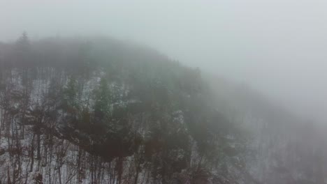 Misty-Atmosphere-Over-Summit-Of-Washington,-New-Hampshire,-USA