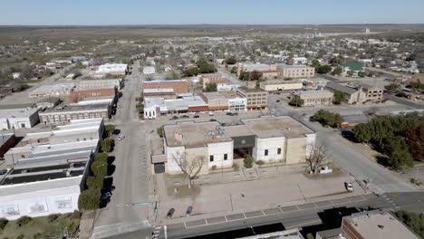 Downtown-Sweetwater,-Texas-with-drone-video-moving-in-a-circle