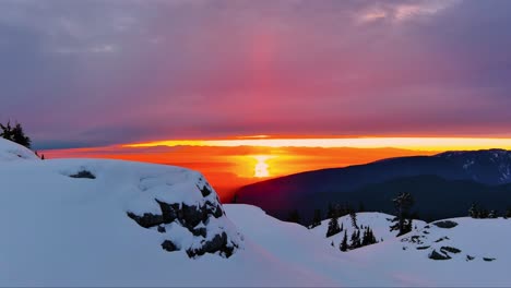 Pico-Cubierto-De-Nieve,-Espectacular-Cielo-Al-Atardecer