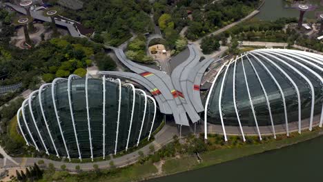 Toma-Panorámica-Aérea-Inclinada-Hacia-Abajo-Sobre-El-Bosque-Nuboso-Y-Las-Cúpulas-Florales-En-Singapur