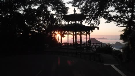 Experimente-El-Esplendor-Del-Atardecer-Con-Imágenes-De-Drones-De-Un-Pintoresco-Mirador-Chino,-Capturando-La-Belleza-Del-Paisaje