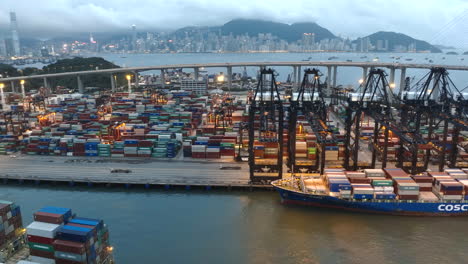 Amplio-ángulo-De-Visión-De-Grandes-Grúas-Pórtico-Para-Contenedores-En-El-Puerto-De-Hong-Kong-Trabajando-En-Un-Buque-Cosco