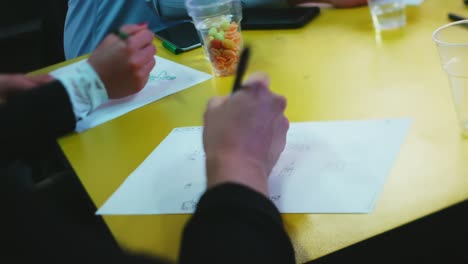 Erwachsene-Hände-Mit-Bleistiften-Zeichnen-Auf-Papier-Handheld-Rack-Fokusgruppenarbeit