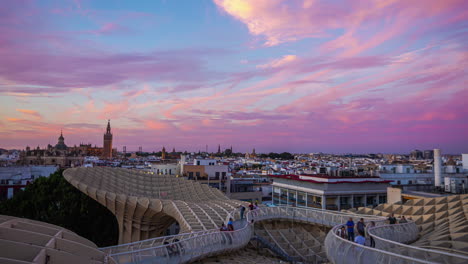 Timelapse-Colorido-Durante-La-Puesta-De-Sol-Desde-La-Sombrilla-Metropol-En-Sevilla-Mientras-El-Turismo-Disfruta-De-La-Vista