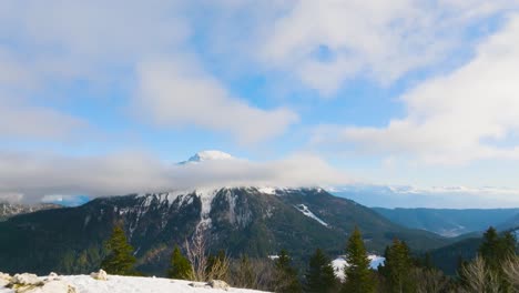 Spur-Auf-Nebligen-Berg-Mit-Schnee-Und-Großen-Wolken-Vor-Dem-Gipfel,-Chamrousse