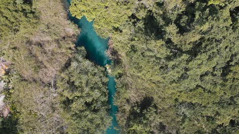 Vista-Aérea-De-Personas-En-Canoa-Por-Los-Rápidos-De-Bacalar,-En-El-Soleado-México