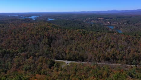 Panoramablick-Auf-Den-Lake-Keowee,-Seneca,-SC-Im-Frühherbst-Unter-Blauem-Himmel