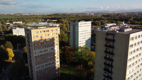 Vuelo-De-Drones-Entre-Edificios-Residenciales-En-Ostrava,-República-Checa