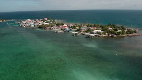 Malerisches-Fischerdorf-Und-Bootsanlegestellen-Rund-Um-Die-Tropische-Insel-Utila,-Honduras