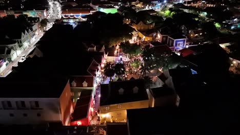 órbita-Aérea-Panorámica-De-La-Pista-Del-Desfile-De-Modas-En-La-Aldea-De-Kura-Hulanda-En-Otrobanda-Willemstad-Curacao-Por-La-Noche