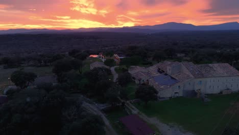 Vista-Panorámica-Aérea-Giratoria-De-La-Mansión-Arquitectónica-Tradicional-Francesa-Durante-La-Puesta-De-Sol-En-La-Región-Del-Sur-De-Francia