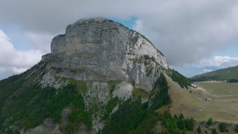 Annäherung-An-Den-Gipfel-Des-Felsenbergs-Mit-Wolken-Im-Piniental-Des-Mount-Granier,-Frankreich