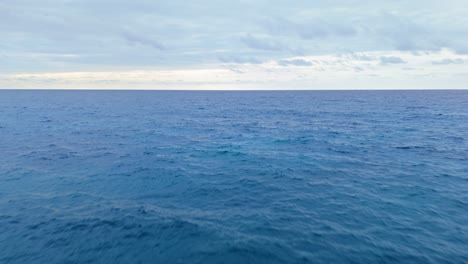 Tropisches-Tiefblaues-Wasser-Mit-Ruhigem,-Wohltuendem-Glanz-Am-Horizont,-Der-Sich-Bis-Zu-Den-Wolken-Ausbreitet,-Malediven