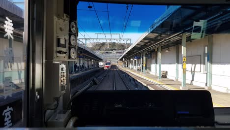 Zug-Verlässt-Den-Bahnsteig-An-Einem-Sonnigen-Tag