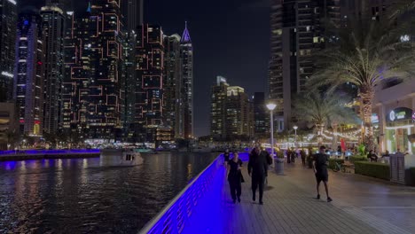 Dubai,-Vae---04.-Januar-2024:-Nachtansicht-Von-Dhow-Und-Wolkenkratzern-In-Dubai-Marina---Einem-Wohnviertel-Und-Einem-Bezirk-In-Dubai,-Vereinigte-Arabische-Emirate