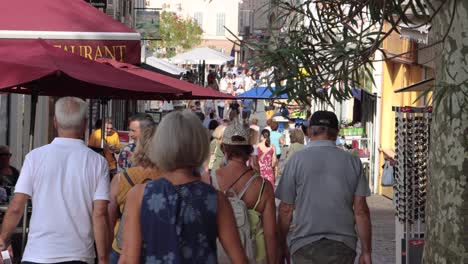 Statische-Ansicht-Von-Menschen,-Die-Im-Sommer-In-Der-Altstadt-Von-Antibes-Spazieren-Gehen