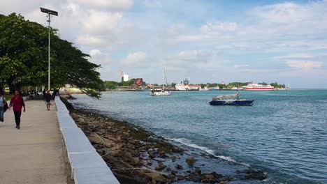 Malerischer-Blick-Auf-Den-Hafen-Und-Das-Meer-Mit-Angedockten-Touristenbooten-Von-Einem-Beliebten-Spazierweg-An-Der-Uferpromenade-In-Der-Hauptstadt-Von-Osttimor,-Südostasien