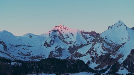 Erleben-Sie-Den-ätherischen-Charme-Des-Sonnenaufgangs-über-Einer-Schneebedeckten-Bergsilhouette-Durch-Dieses-Faszinierende-Drohnenmaterial