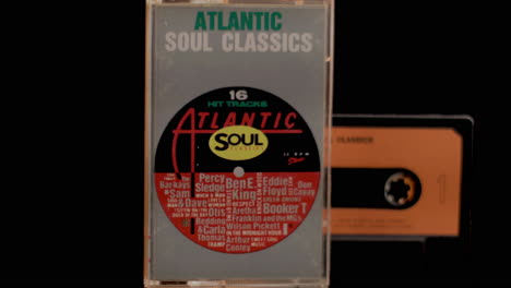 Legendäre-Atlantic-Soul-Klassiker-Audiokassettenkompilation-Mit-Liedern-Aus-Den-1960er-Jahren,-Nahaufnahme-Auf-Schwarzem-Hintergrund