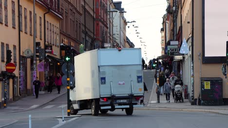 Street-traffic-at-Gotgatsbacken-in-Stockholm,-Sweden