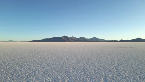 Drohne-Schwebt-über-Der-Wüste-Uyuni-In-Bolivien