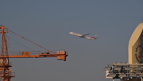 Un-Vuelo-De-La-Aerolínea-Emirates-Inicia-Su-Viaje-Tras-Despegar-Del-Aeropuerto-Internacional-De-Dubai,-Emiratos-árabes-Unidos,-Elevándose-Hacia-Los-Cielos-En-Su-Ruta-Hacia-Su-Destino