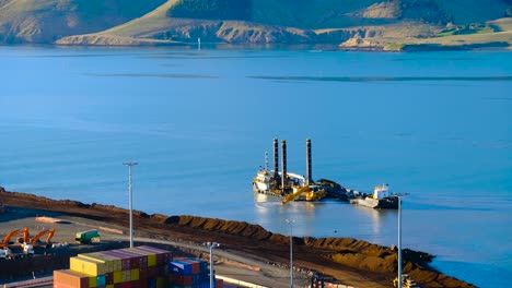 Blick-Auf-Einen-Bagger-Im-Hafen-Von-Lyttelton-In-Der-Nähe-Des-Containerhafens