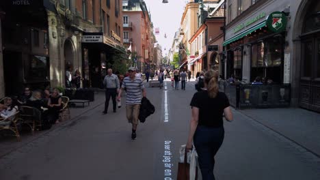 Imágenes-En-Cámara-Lenta-De-Personas-Caminando-Por-Una-Calle-Peatonal-En-El-Centro-De-Estocolmo,-Suecia