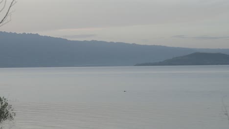 Malerische-Landschaft-Während-Der-Blauen-Stunde,-Neblige-Insel-Auf-Der-Anderen-Seite-Des-Ozeans-In-Cebu,-Philippinen