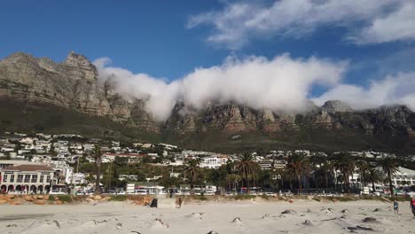 La-Bahía-Del-Campamento-Y-La-Montaña-De-La-Mesa-Nublada-Vista-Desde-La-Playa-En-Un-Día-De-Verano.