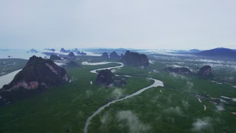 Hermosas-Vistas-Panorámicas-De-La-Bahía-De-Phang-Nga-Con-Bosques-De-Manglares-Y-Acantilados-De-Piedra-Caliza,-Tailandia