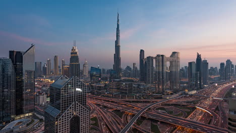 Sonnenuntergang-Im-Stadtzentrum-Von-Dubai-Mit-Wolken-Im-Zeitraffer