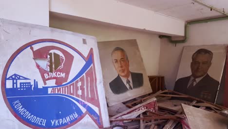 Estación-De-Policía-De-Chernobyl,-Ucrania,-Pripyat,-Con-Un-Viejo-Cartel-Comunista-De-Komsomol-Y-Retratos-De-Líderes-Abandonados-Después-Del-Desastre-Nuclear