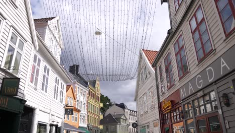 Spaziergang-Auf-Der-Straße-In-Der-Innenstadt-Von-Bergen,-Norwegen,-Authentische-Gebäude,-Bars-Und-Restaurants-An-Einem-Sonnigen-Tag,-60 fps