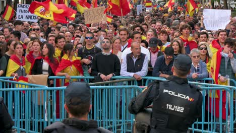 Polizisten-Stehen-Vor-Dem-PSOE-Büro-Wache,-Während-Sich-Demonstranten-Gegen-Die-Sozialistische-PSOE-Versammeln,-Nachdem-Sie-Einer-Amnestie-Für-Die-Am-Abspaltungsversuch-In-Katalonien-Beteiligten-Zugestimmt-Haben