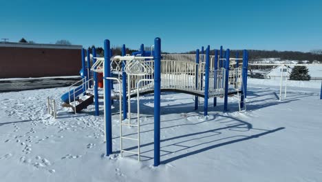 Leerer-Spielplatz-Während-Eines-Schönen-Sonnigen-Wintertages-In-Einem-Amerikanischen-Vorort