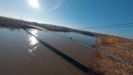 Vista-Panorámica-Aérea-Fpv-Del-Puente-Peatonal-Via-Rhôna-Sauveterre-Avignon,-Francia