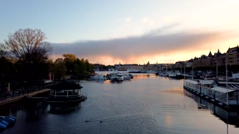 Motionlapse-Desde-El-Puente-Al-Atardecer-En-Estocolmo,-Suecia