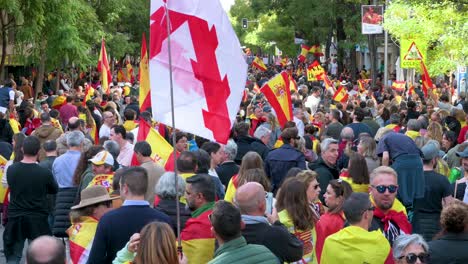 Konservative-Demonstranten-Schwenken-Spanische-Flaggen-Und-Versammeln-Sich-Während-Einer-Demonstration-Gegen-Die-Sozialistische-Partei-PSOE,-Nachdem-Sie-Einer-Amnestie-Für-Die-Am-Abspaltungsversuch-Von-Katalonien-Beteiligten-Personen-Zugestimmt-Hatten