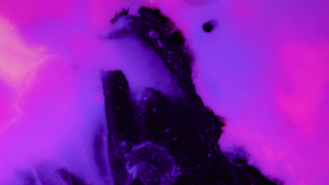 Organischer-Violetter-Flüssiger-Effekt-Abstrakter-Kunst,-Der-Sich-In-Den-Schwarzen-Raum-Bewegt