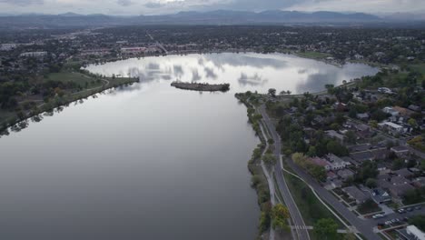 Una-Toma-De-Drones-De-Alto-Vuelo-En-4k-Del-Lago-Sloan,-El-Lago-Más-Grande-De-La-Ciudad-De-Denver,-Colorado,-Y-Hogar-Del-Segundo-Parque-Más-Grande-De-La-Ciudad,-Y-Una-Gran-Variedad-De-Actividades-Al-Aire-Libre.