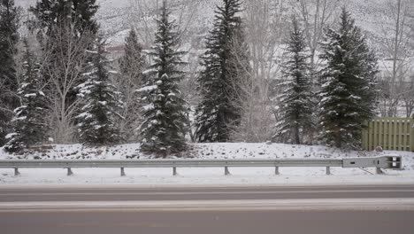 Vehículo-Circulando-Por-Una-Carretera-Helada-Durante-El-Invierno-Y-La-Temporada-De-Nieve-En-Colorado-Usa,-Cámara-Lenta