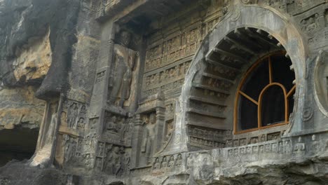 Die-Skulpturen-Am-Eingang-Der-Höhle-26,-Buddhistische-Religiöse-Kunst-In-Den-Ajanta-Höhlen