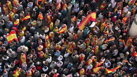 Tausende-Demonstranten-Versammeln-Sich-An-Der-überfüllten-Puerta-Del-Sol-Gegen-Die-Sozialistische-Partei-PSOE,-Nachdem-Sie-Einer-Amnestie-Für-Die-Am-Abspaltungsversuch-Von-Katalonien-Beteiligten-Personen-Zugestimmt-Haben.