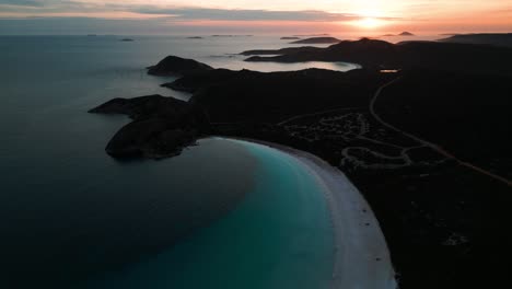 panoramic-aerial-shot-at-sunset-over-Lucky-Bay-in-Cape-Legrand-National-Park,-Western-Australia