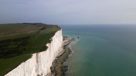 Luftaufnahme-Der-Küste,-Flug-Entlang-Der-Klippe-In-Richtung-Beachy-Head-Leuchtturm-An-Einem-Sonnigen-Tag