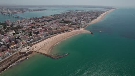 Panorama-Drohnenvideo-Mit-Schwenkbewegung-Der-Malerischen-Stadt-Cadiz-In-Spanien-Während-Eines-Sommertages