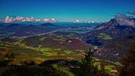 Naturlandschaft-Zeitraffer-Erhöhte-Ansicht-Berge-Hügel-Wolken-Grüne-Felder