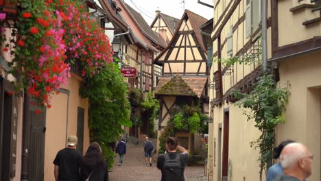 Eguisheim-Es-Una-Ciudad-Pequeña-Y-Lo-Mejor-Que-Puedes-Hacer-Es-Seguir-El-Sendero-De-Descubrimiento-De-Eguisheim-Que-Te-Llevará-A-Los-Principales-Lugares-De-Interés.