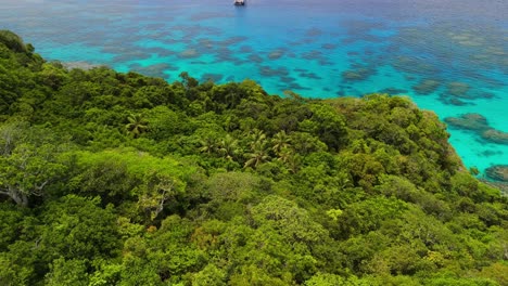 Filmische-Enthüllung-Eines-Kreuzfahrtschiffs,-Das-In-Der-Nähe-Eines-Korallenriffs-Auf-Fidschi-Geparkt-Ist